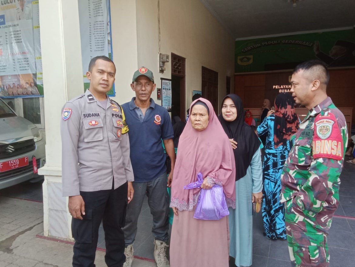 TNI-Polri Bersinergi Patroli Sambang Dengan Warga Masyarakat Desa Lulut Sampaikan Himbauan Kamtibmas.   