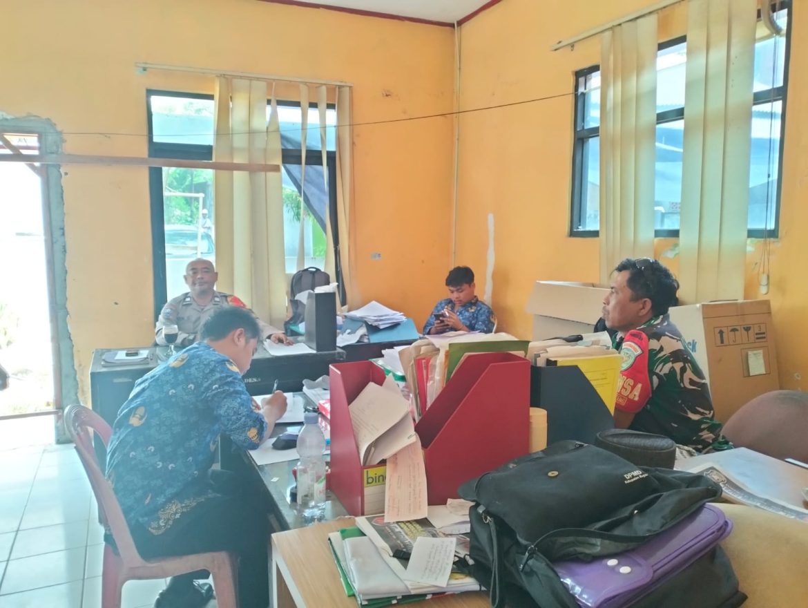 Sinergitas TNI-Polri, Bhabinkamtibmas dan Babinsa Sambangi Warga Desa Warung Menteng Cijeruk   