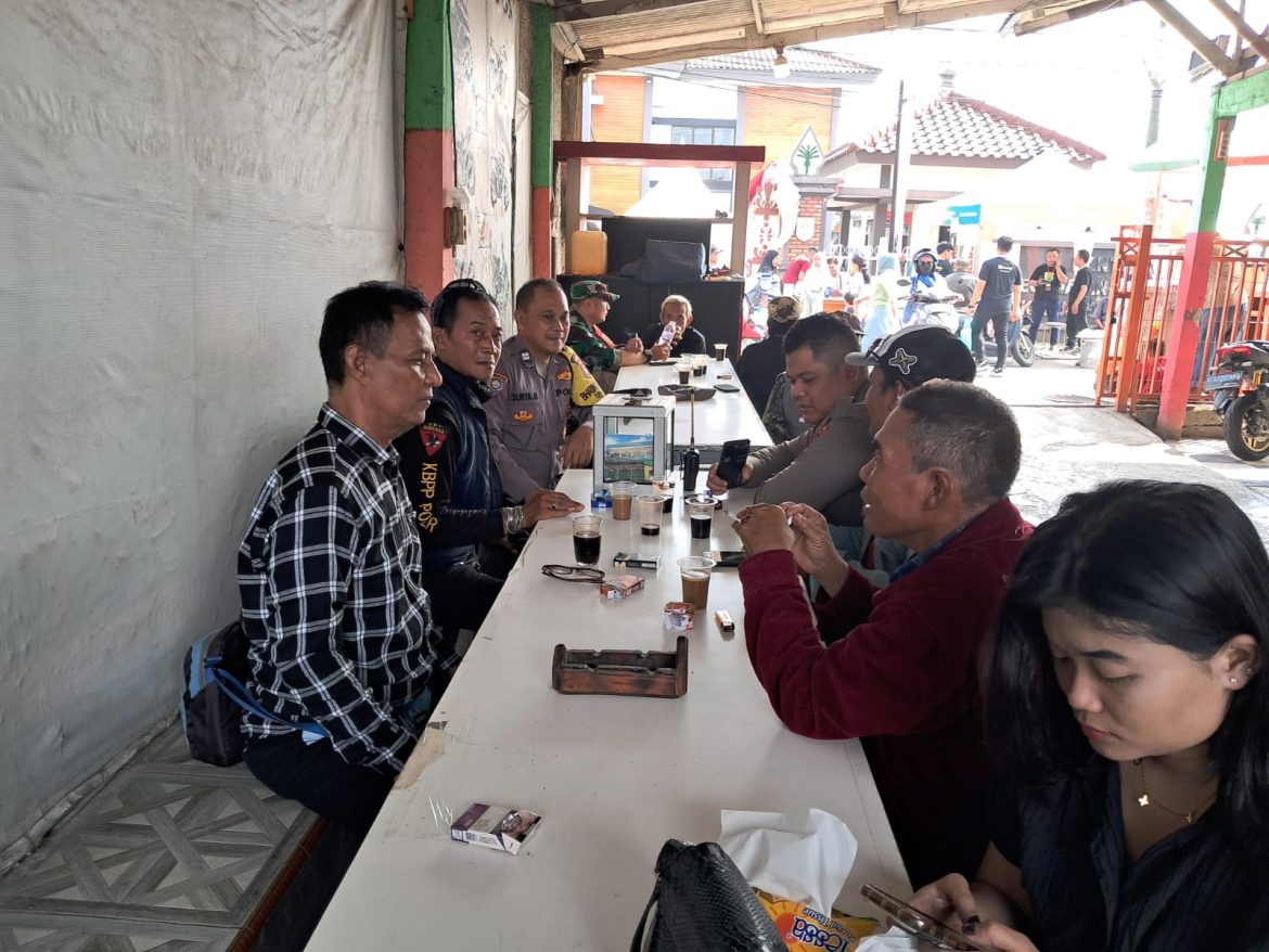 Wujudkan Kedekatan Dengan Warga, Bhabinkamtibmas Pererat Silaturahmi Dengan Sambangi Warga Desa Binaanya    