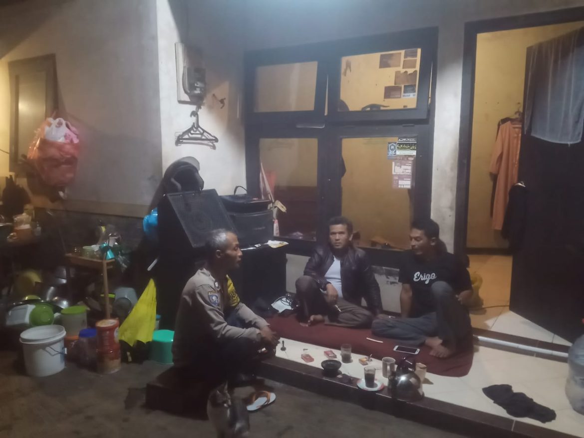 Bhabinkamtibmas Polsek Cisarua Aktifkan Kembali Siskamling, Cek Pos Kamling dan Beri Imbauan Kamtibmas   