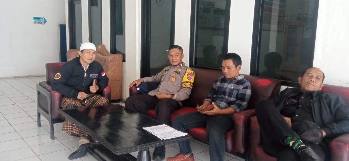 Bhabinkamtibmas Polsek Cisarua Sambangi Warga Desa Cibeureum Demi Wujudkan Kamtibmas Kondusif   