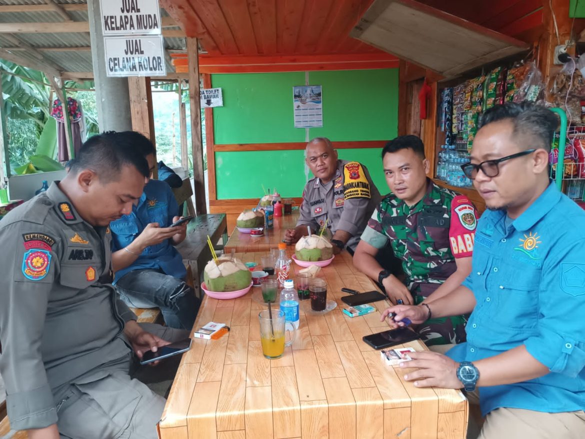 TNI-Polri pBersinergi Sambang Warga Desa Karang Tengah Sampaikan Himbauan Kamtibmas   