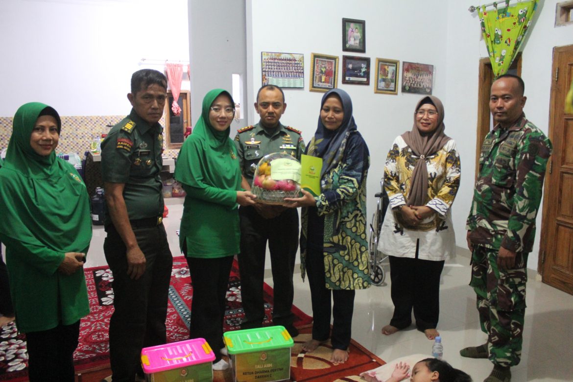 TALI ASIH, DANDIM 0620/KABUPATEN CIREBON BESERTA KETUA PERSIT KCK CABANG XXX MENJENGUK ANAK ANGGOTA YANG SAKIT
