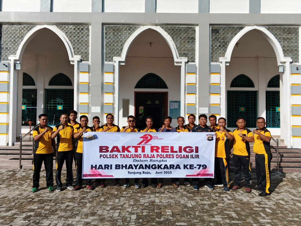Personel Polsek Tanjung Raja Laksanakan Bakti Sosial Pembersihan Masjid dalam Rangka HUT Bhayangkara ke-79