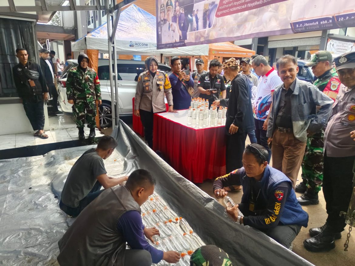 Kapolsek Dramaga Bersama Forkompimcam Kecamatan Dramaga Laksanakan Giat Pemusnahan Barang Bukti Miras Jenis Ciu Hasil Operasi Gabungan 3 Pilar Wilayah Hukum Dramaga   