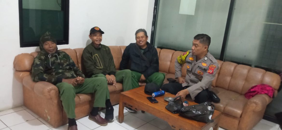 Bhabinkamtibmas Desa Cibereum Cek Pos Kamling Hadir di Tengah-Tengah Masyarakat Demi Menciptakan Situasi yang Kondusif   