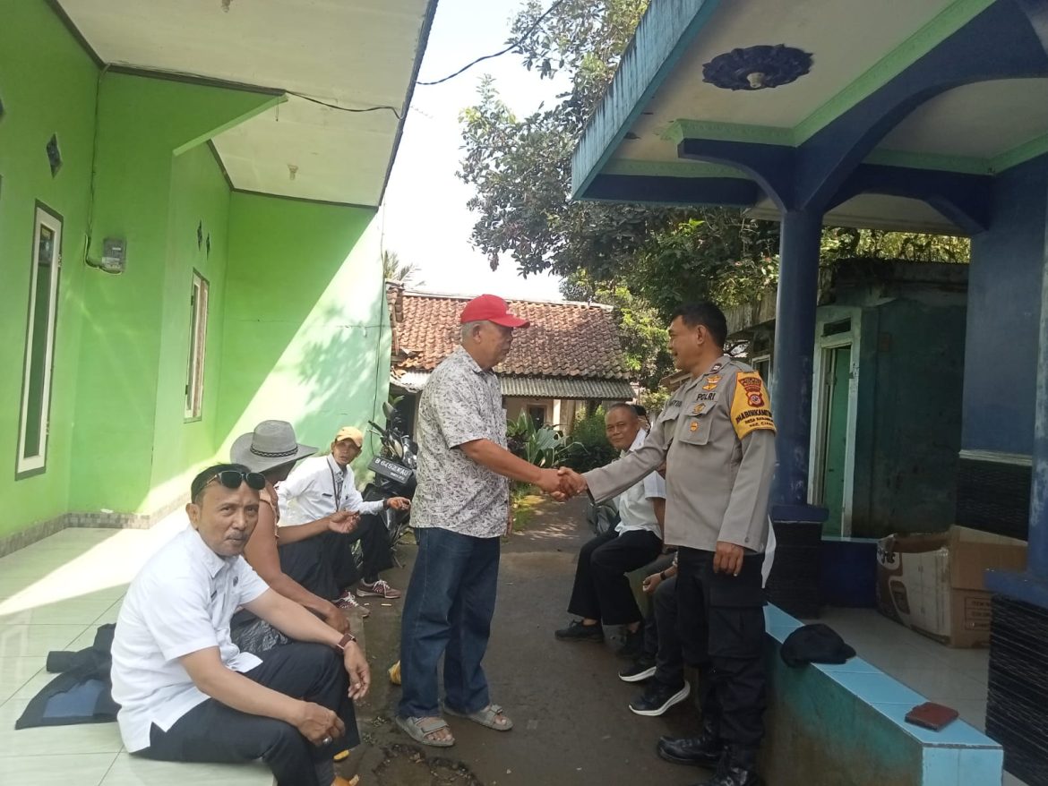 Bhabinkamtibmas Polsek Cisarua Sambangi Warga Desa Citeko, Ajak Wujudkan Lingkungan Aman   