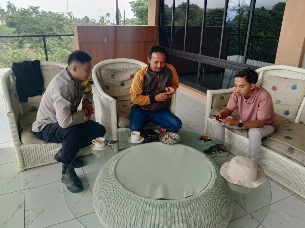 Bhabinkamtibmas Polsek Cisarua Sambangi Warga Desa Citeko, Ajak Wujudkan Lingkungan Aman   