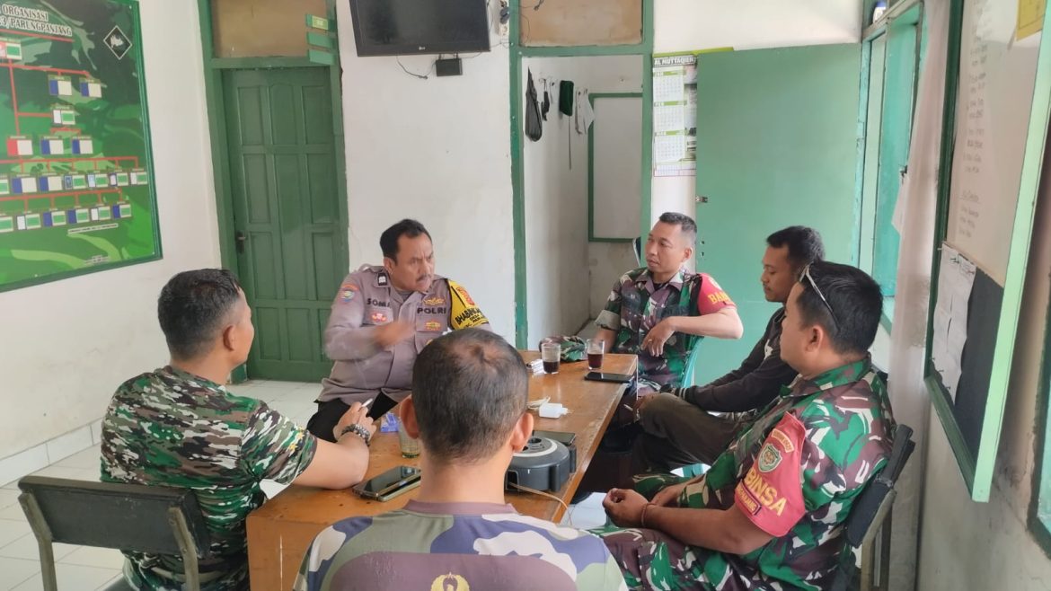Pererat Sinergitas TNI-POLRI, Bhabinkamtibmas Polsek Parungpanjang Sambangi Makoramil 2123 Parungpanjang   