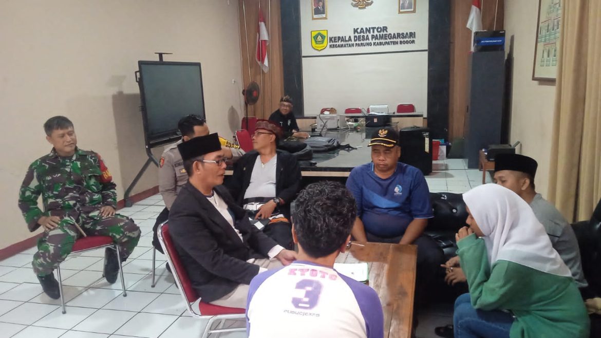 Pererat Kedekatan dengan Warga, Bhabinkamtibmas Polsek Parung Bersama TNI Sambangi Desa Binaan   