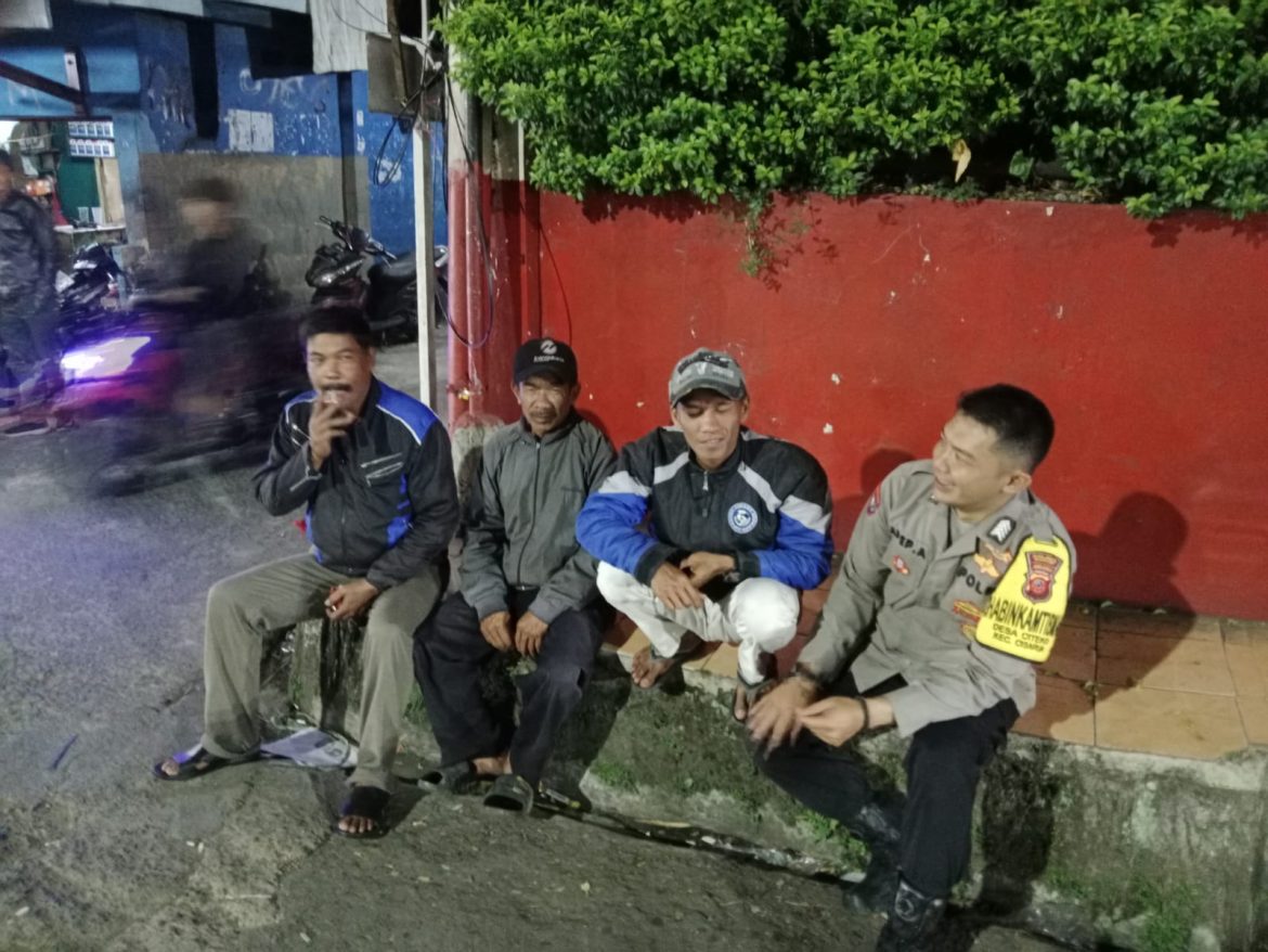 Bhabinkamtibmas Polsek Cisarua Polres Bogor Patroli Siskamling, Tegaskan Pentingnya Peran Warga dalam Keamanan Lingkungan   