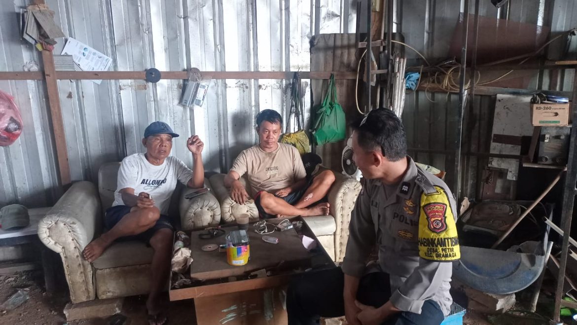 Bhabinkamtibmas Polsek Dramaga Polres Bogor Polda Jabar Sambang Dan Beri Himbauan Kamtibmas Kepada Warga   