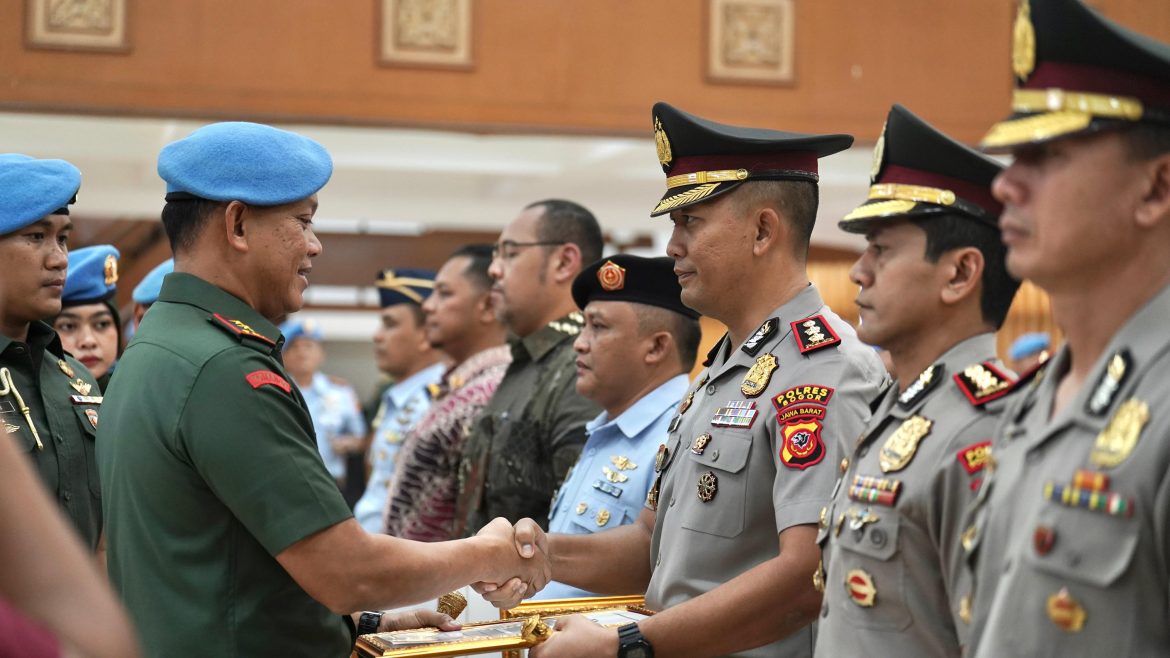 Kapolres Bogor Terima Brevet Kehormatan “Setia Waspada” dari Paspampres   