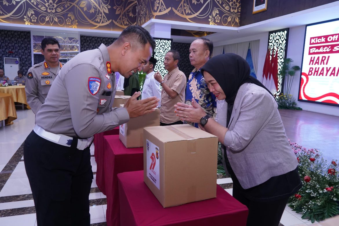 Polda Jabar Salurkan Bantuan Sosial kepada Warakawuri dalam Rangka Hari Bhayangkara ke 79   
