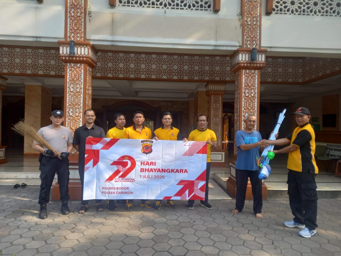 Sambut Hari Bhayangkara ke-79, Polsek Caringin Polres Bogor, Bersihkan Tempat Ibadah   