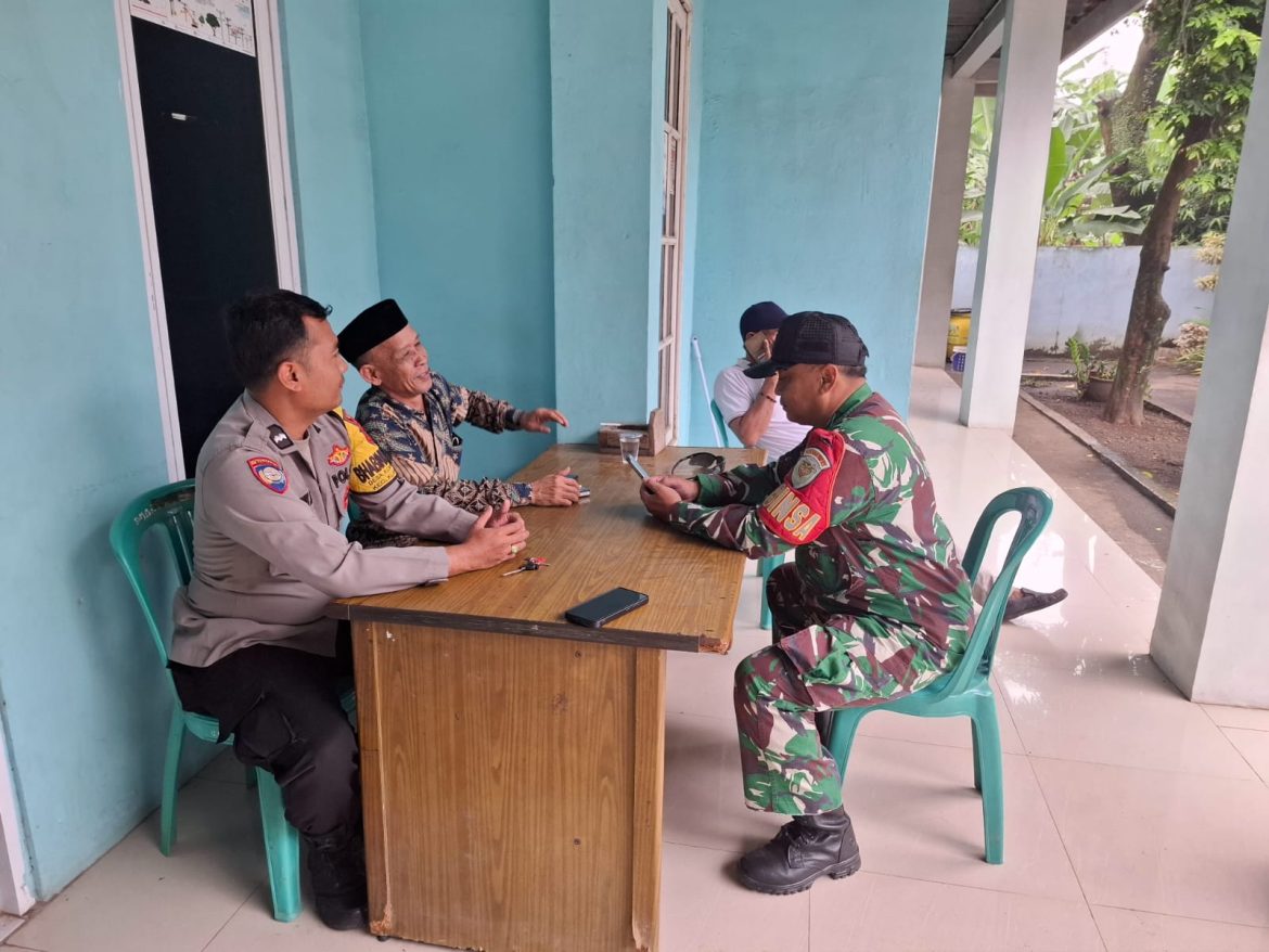 TNI-Polri Bersinergi Patroli Sambang Warga Masyarakat Desa Kembangkuning Sampaikan Himbauan Kamtibmas.   