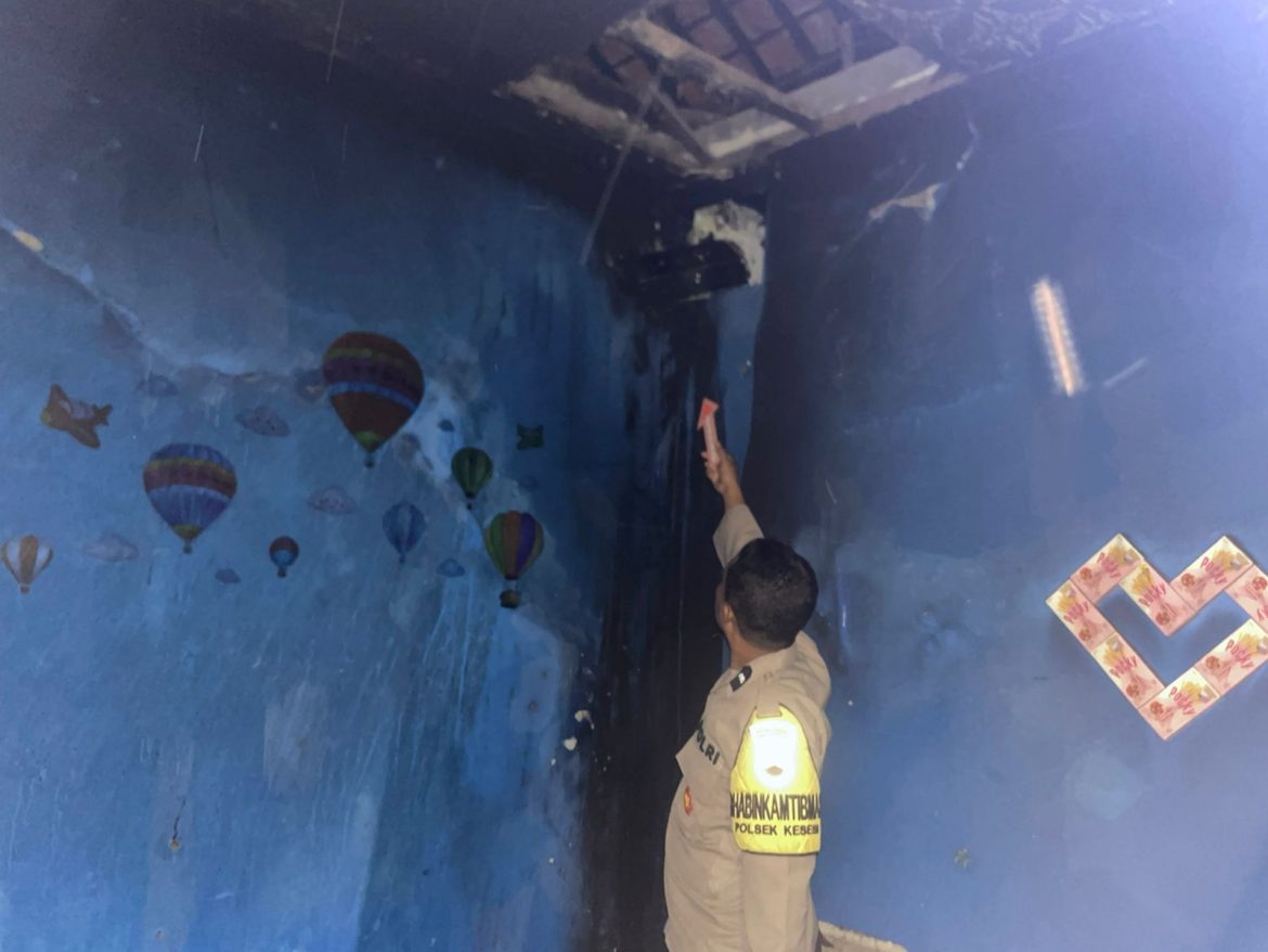 Akibat Korsleting AC, Sebuah Rumah di Kesesi Pekalongan Terbakar