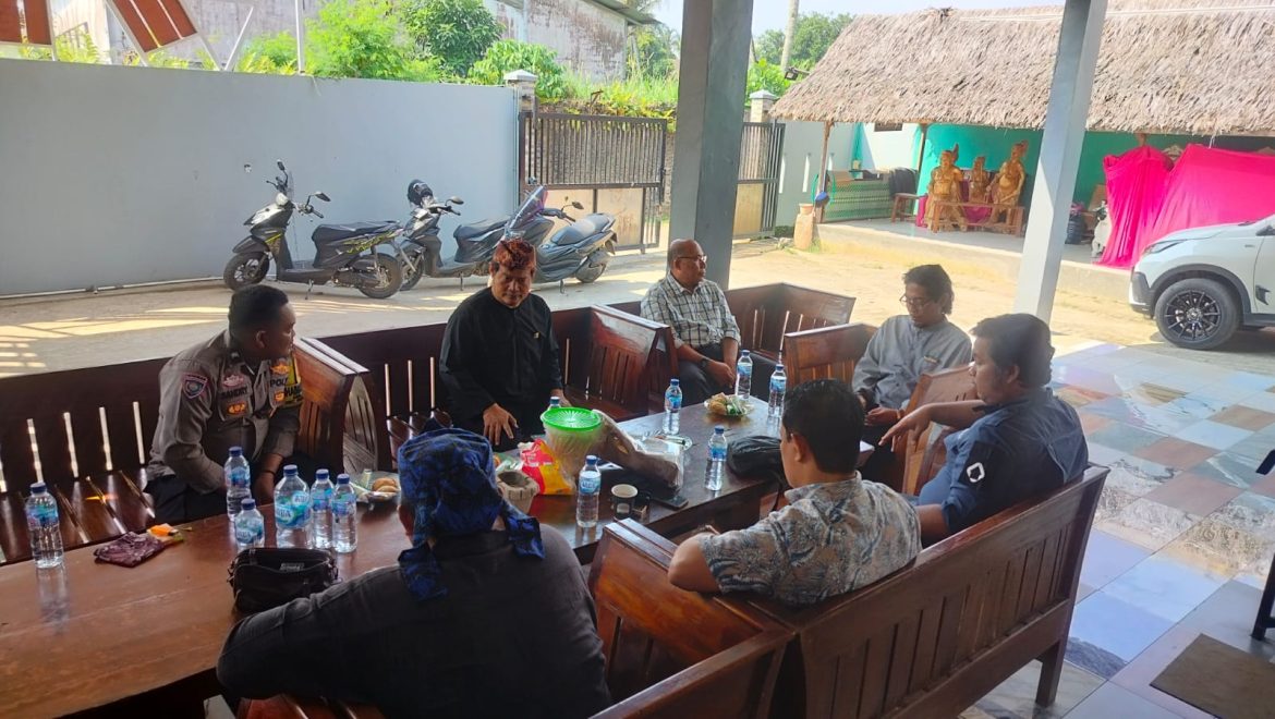 Berikan Himbauan Kamtibmas, Bhabinkamtibmas Desa Lumpang Polsek Parungpanjang Polres Bogor Polda Jawa Barat Melaksanakan Sambang Warga   