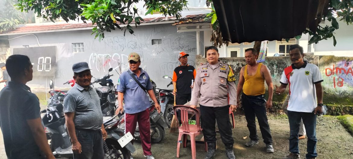 Bhabinkamtibmas Polsek Klapanunggal Sambang Warga desa Klapanunggal dan Sampaikan Himbauan Kamtibmas   