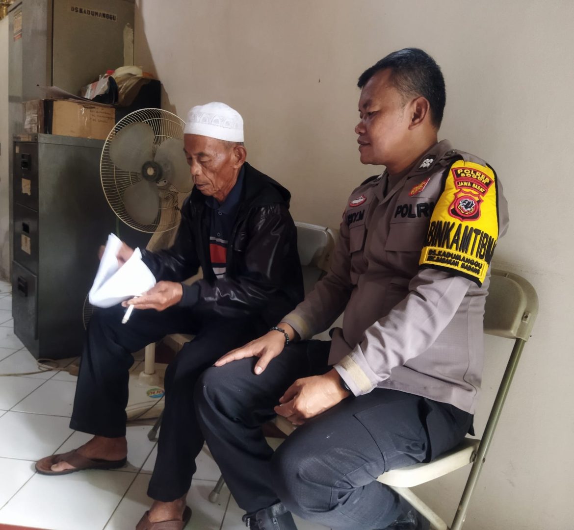 Bhabinkamtibmas Polsek Babakan Madang Sambangi Warga, Sampaikan Imbauan Kamtibmas di Desa Kadumanggu   