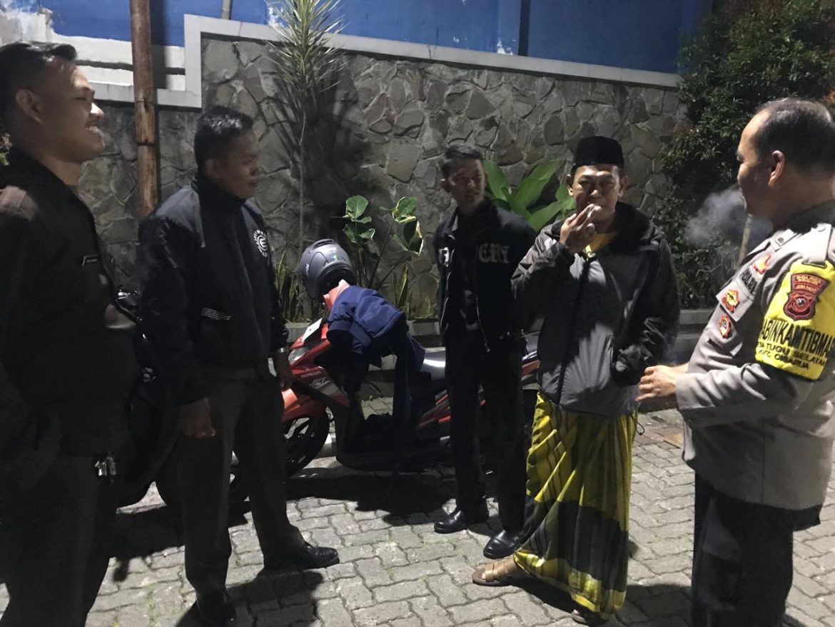 Bhabinkamtibmas Polsek Cisarua Polres Bogor Kontrol Pos Kamling dan Sampaikan Pesan Kamtibmas   