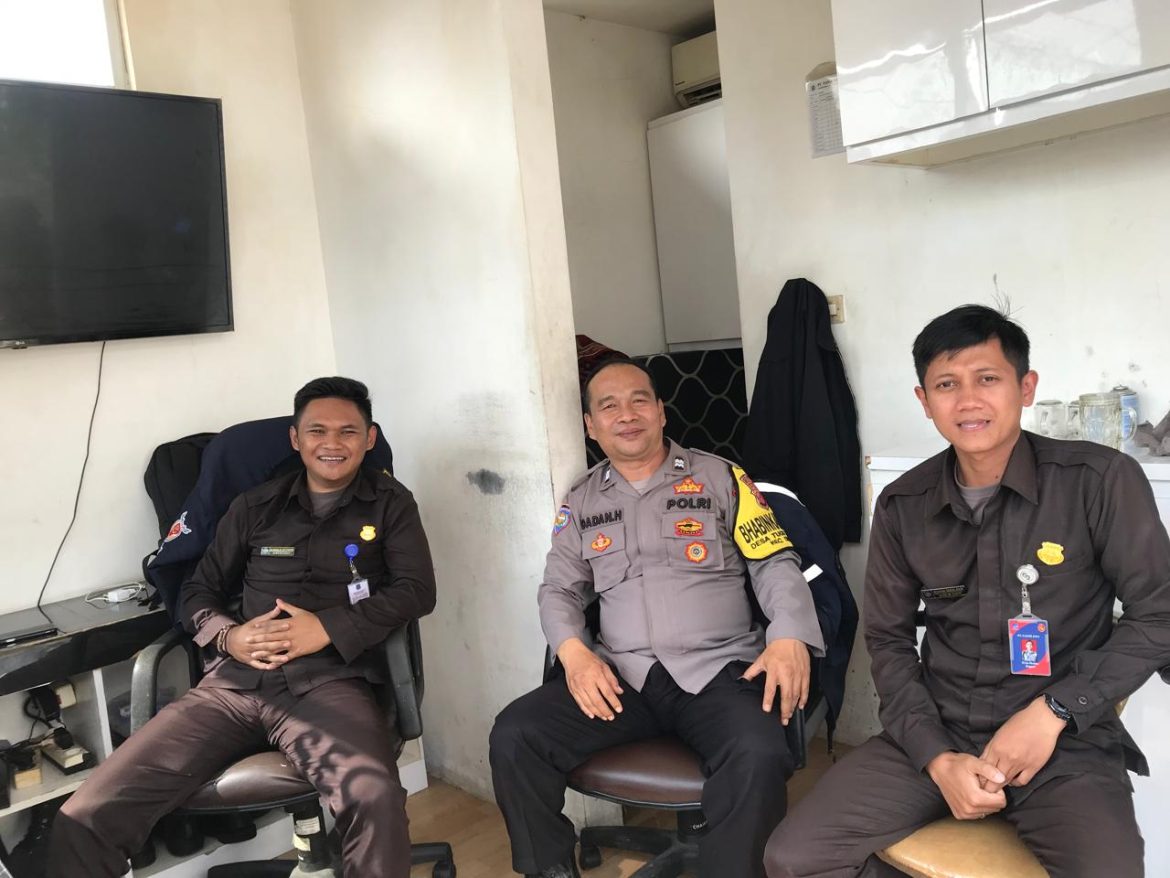 Bhabinkamtibmas Polsek Cisarua Sambangi Warga, Wujudkan Kamtibmas Kondusif di Desa Tugu Selatan   