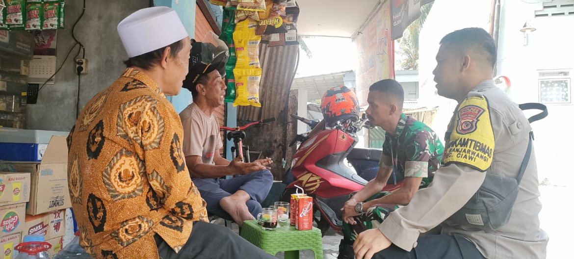 Sinergitas TNI-Polri, Bhabinkamtibmas dan Babinsa Berikan Himbauan Kamtibmas Kepada Warga Desa Banjarwangi   
