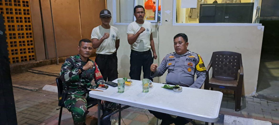 Bhabinkamtibmas Polsek Ciampea Bersama Babinsa Laksanakan Kontrol Ronda Malam, Sampaikan Pesan Kamtibmas   