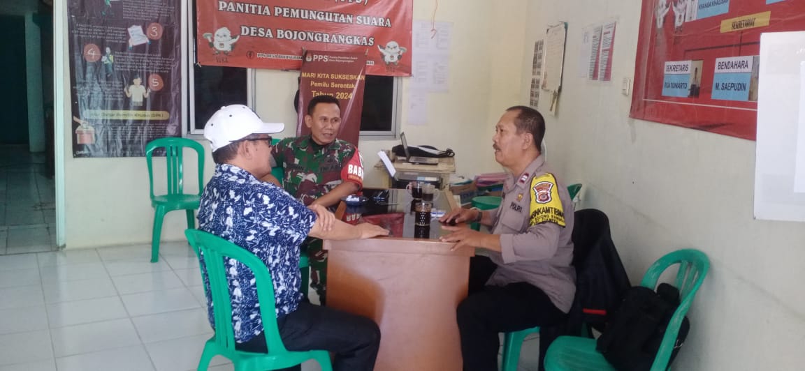 Bhabinkamtibmas Polsek Ciampea Bersinergi dengan Babinsa Jalin Kedekatan dengan Masyarakat Desa Binaan   