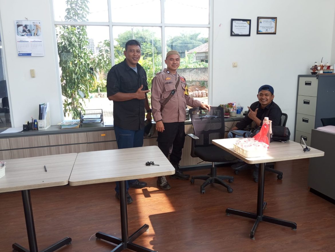 Bhabinkamtibmas Polsek Parungpanjang Sambangi Warga Desa Cibunar, Ajak Wujudkan Lingkungan Aman dan Bebas TPPO   