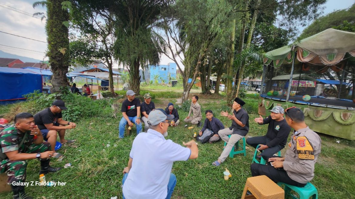 Sinergitas TNI-Polri, Bhabinkamtibmas dan Babinsa Sambangi Warga Desa Cigombong Sampaikan Pesan Kamtibmas   