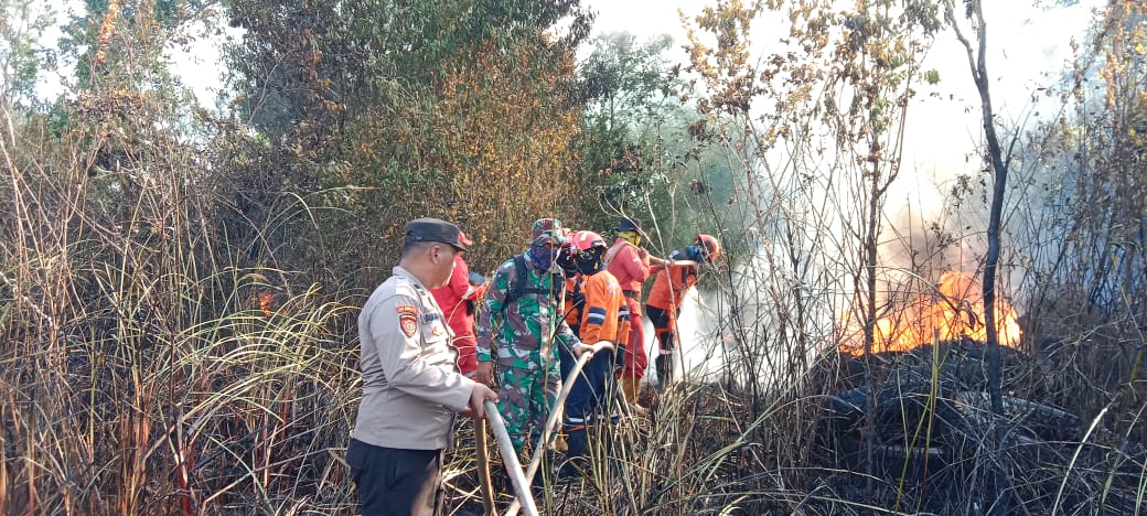 Polsek Indralaya dan Tim Gabungan Padamkan Karhutla di Desa Sungai Rambutan