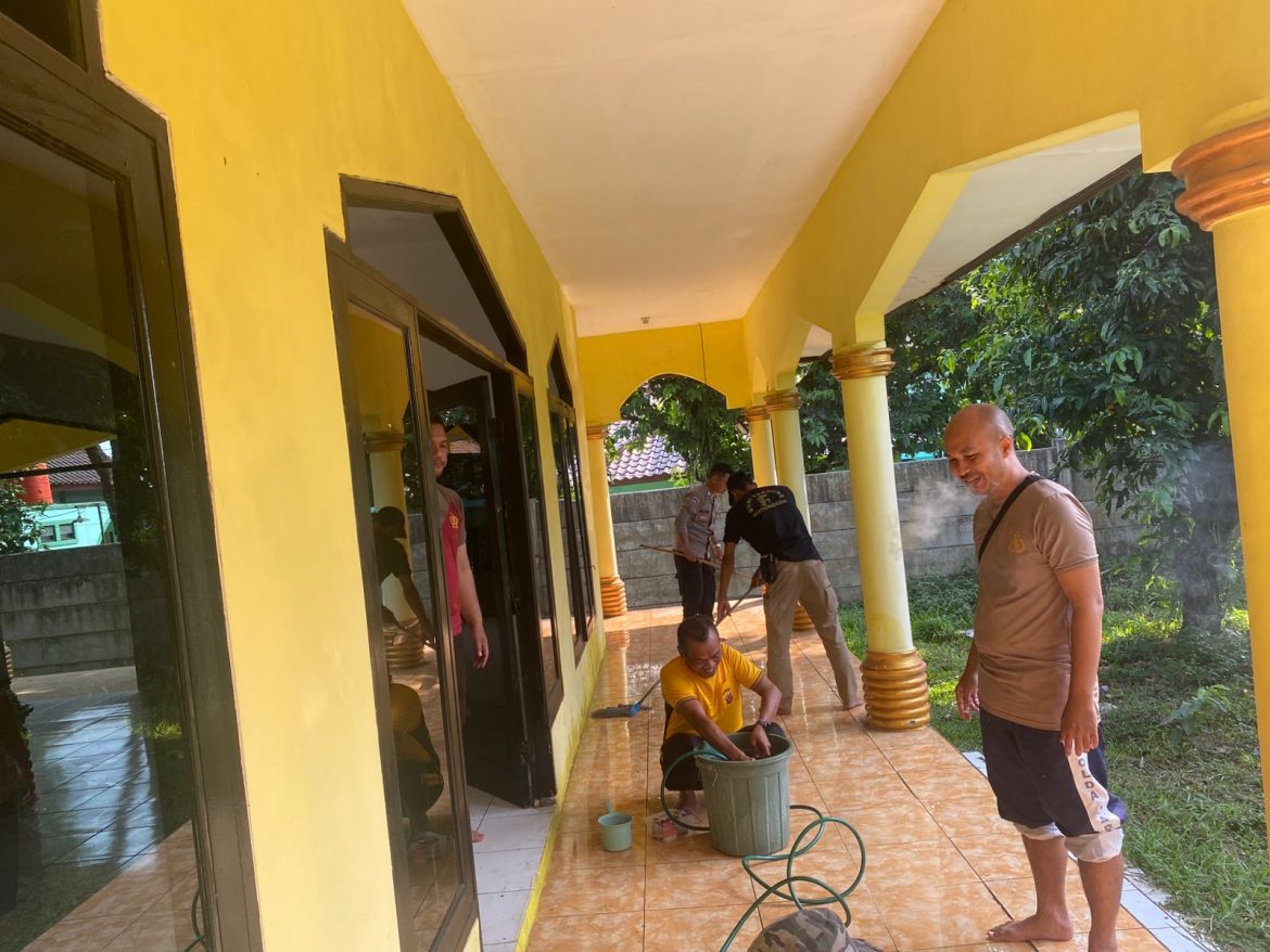 Polsek Tamansari Gelar Bakti Sosial Bersihkan Masjid At-Taqwa Sambut HUT Bhayangkara ke-79   