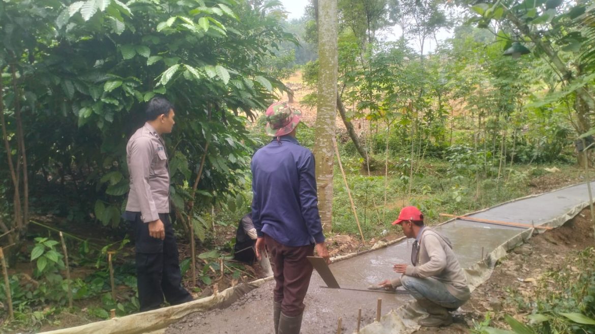Bhabinkamtibmas Polsek Tanjungsari Aktif Sambangi Warga, Ajak Wujudkan Kamtibmas dan Ketahanan Pangan   