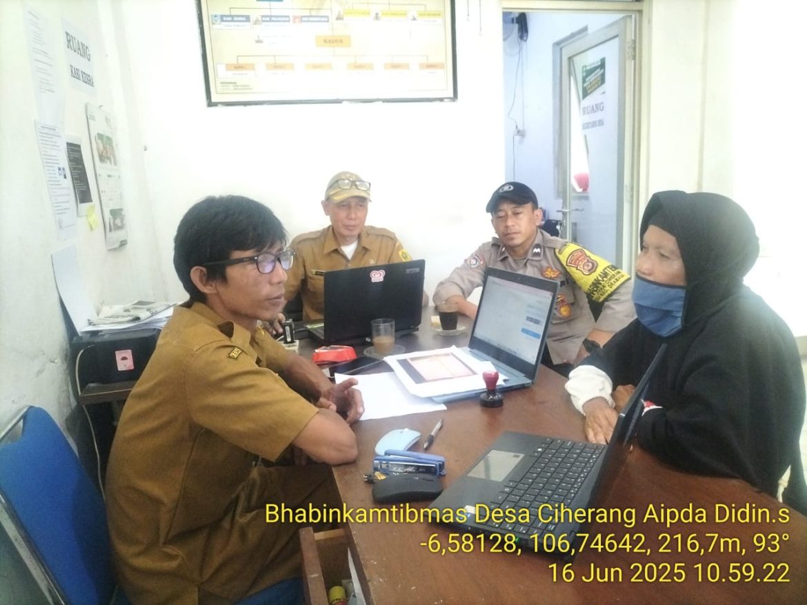BHABINKAMTIBMAS MELAKSANAKAN GIAT ANJANGSANA KE KANTOR DESA BINAAN SAMPAIKAN PESAN HARKAMTIBMAS   