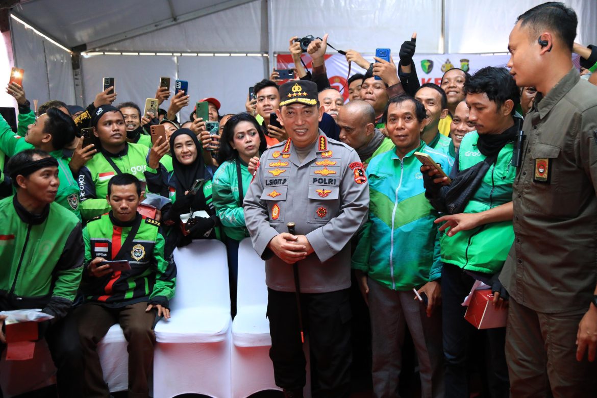 Kapolri Bagikan Sembako dan Alat Bantu Disabilitas di Puncak Bakti Kesehatan   