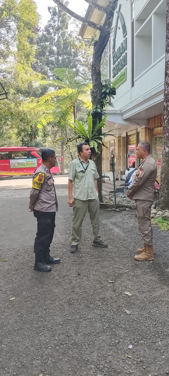 Sinergitas TNI-Polri, Wujudkan Kamtibmas Kondusif di Desa Cibeureum Cisarua   