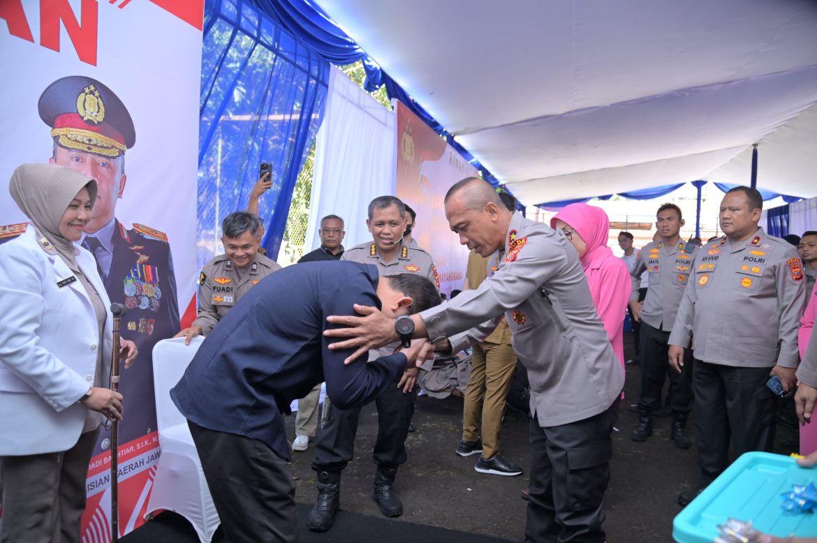KAPOLDA JABAR BERIKAN ALAT BANTU KESEHATAN SAAT BAKTIKES JELANG HUT BHAYANGKARA KE 79   