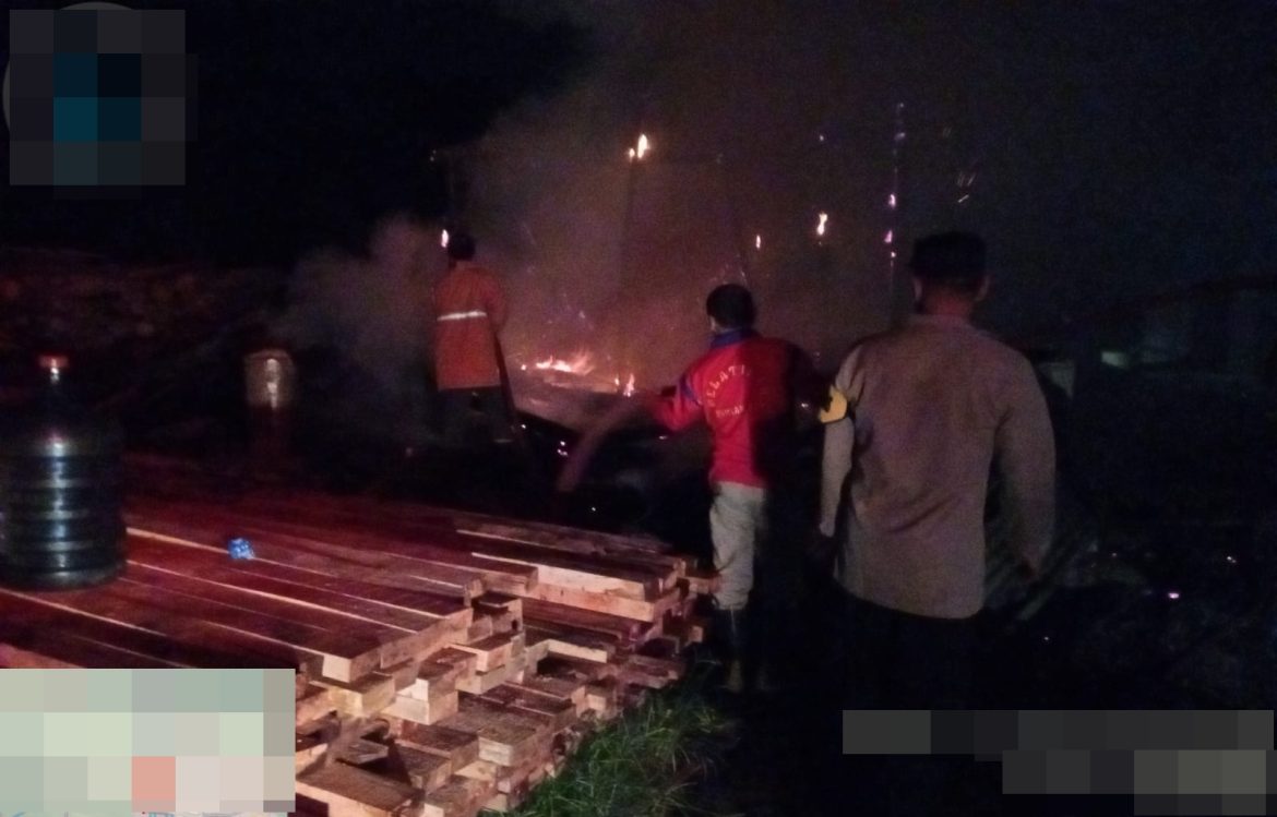 Depot Kayu di Desa Pedawang Pekalongan Terbakar, Penyebab Diduga dari Sampah yang terbakar Di Samping Depot