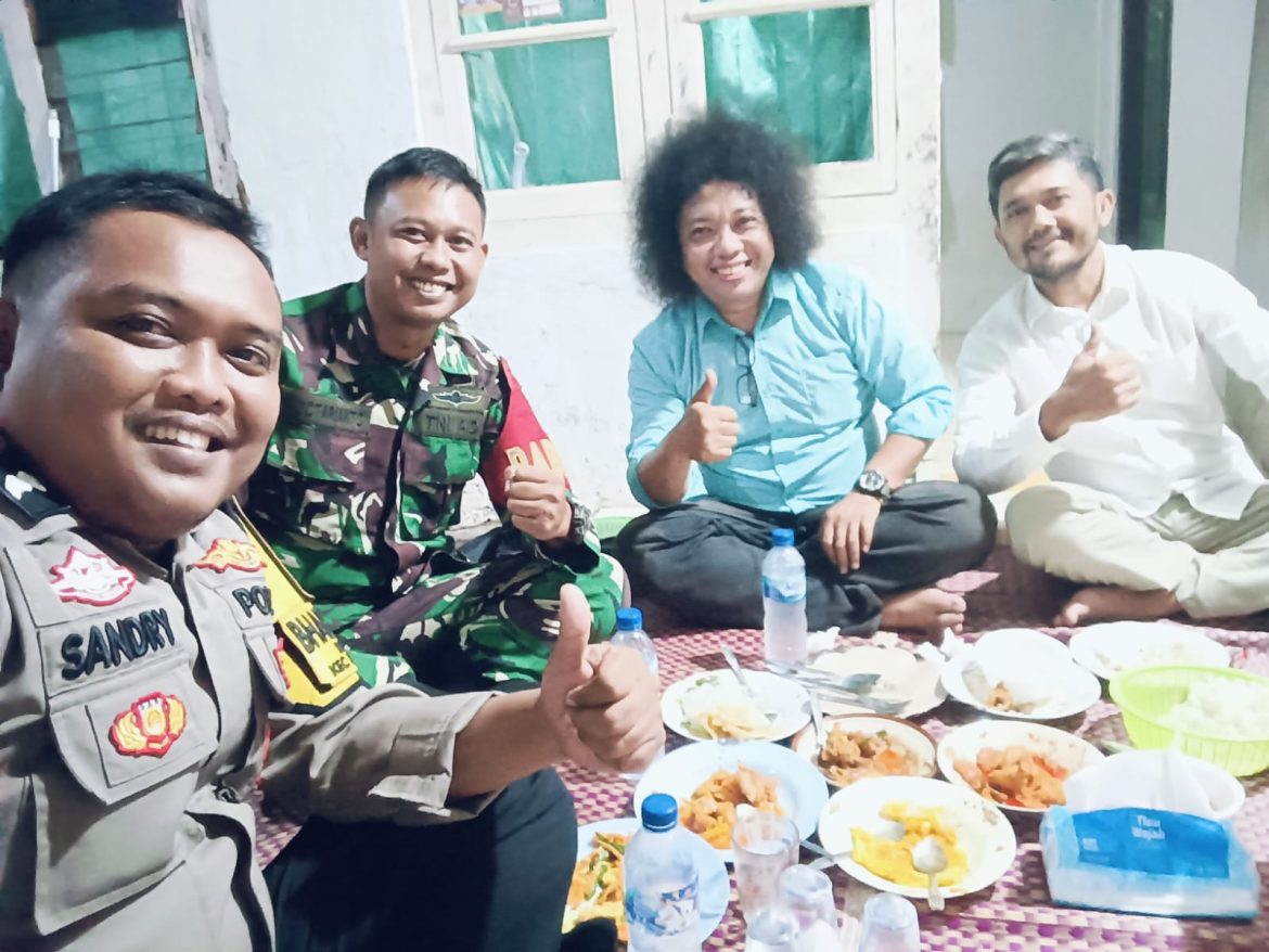 Jalin Sinergitas, Bhabinkamtibmas dan Babinsa Desa Lumpang Sambangi Warga Sampaikan Pesan Kamtibmas   
