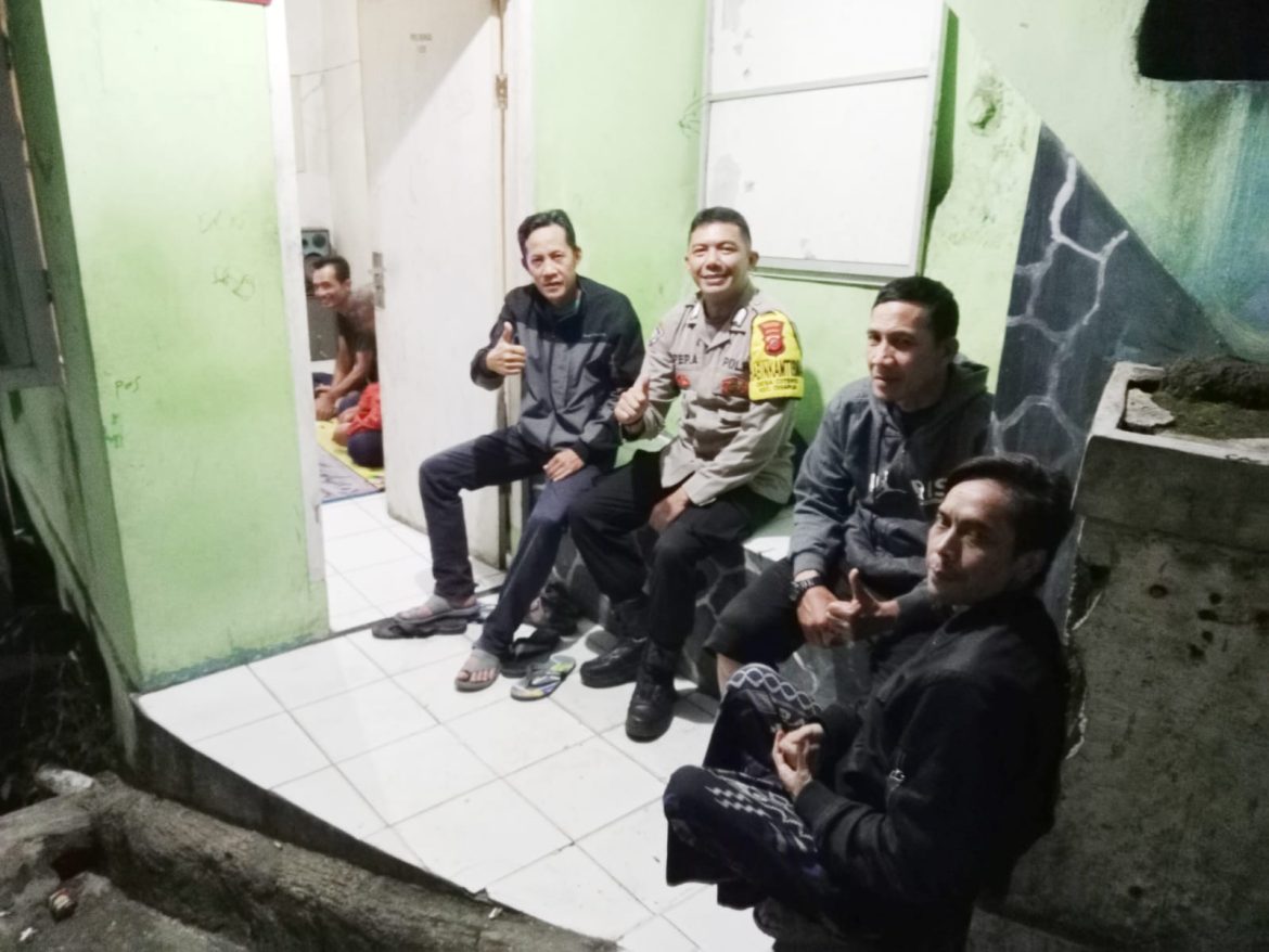 Bhabinkamtibmas Polsek Cisarua Polres Bogor Kontrol Siskamling dan Sampaikan Pesan Kamtibmas   