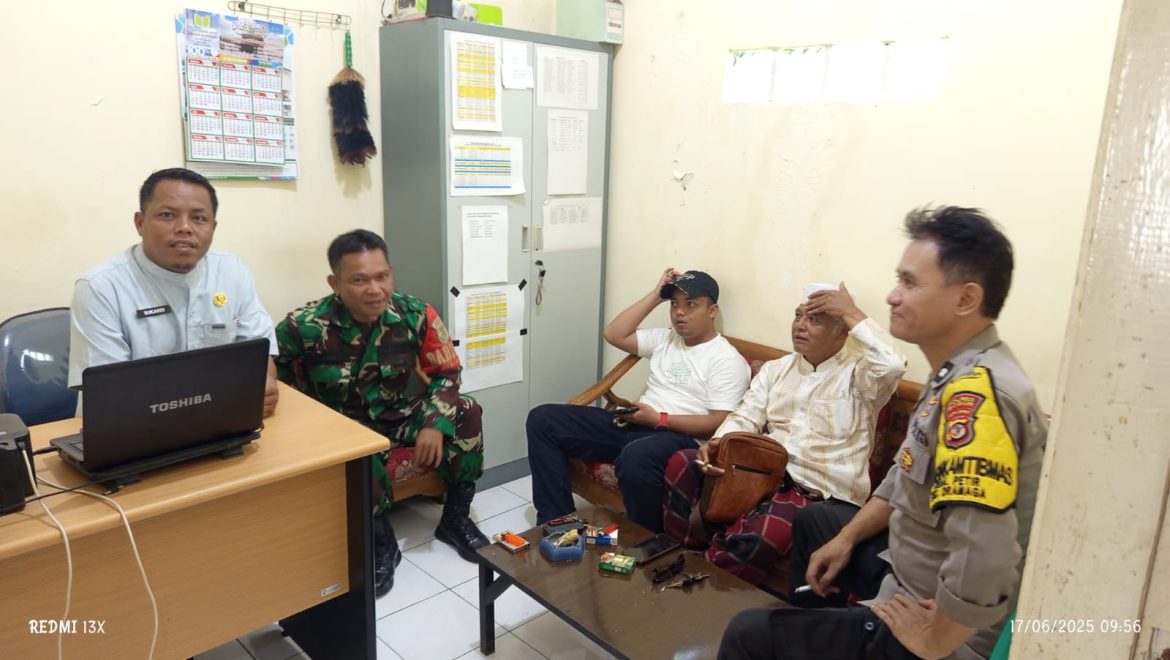 BHABINKAMTIBMAS MELAKSANAKAN GIAT ANJANGSANA KE KANTOR DESA BINAAN SAMPAIKAN PESAN HARKAMTIBMAS   