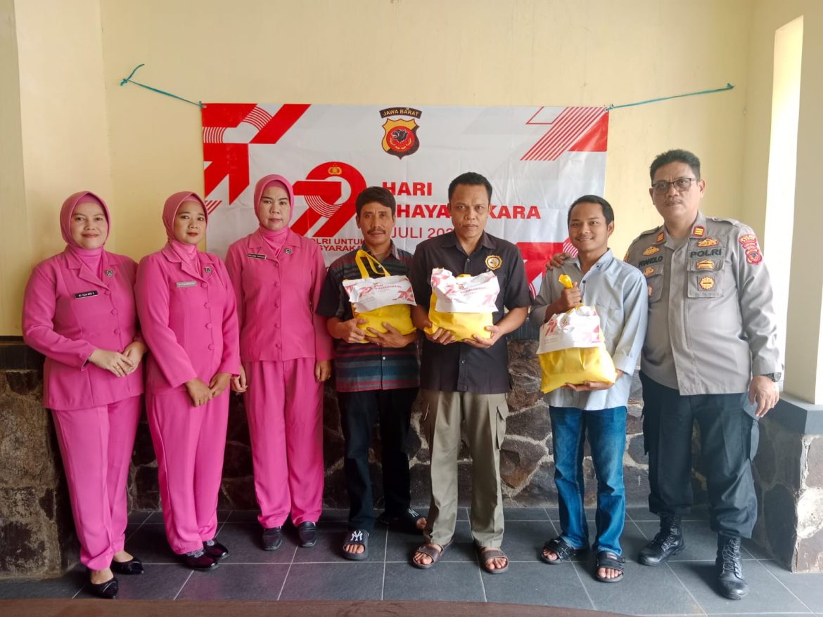 Polsek Cijeruk Polres Bogor Salurkan Bantuan Sosial Sembako dalam Rangka HUT Bhayangkara ke-79