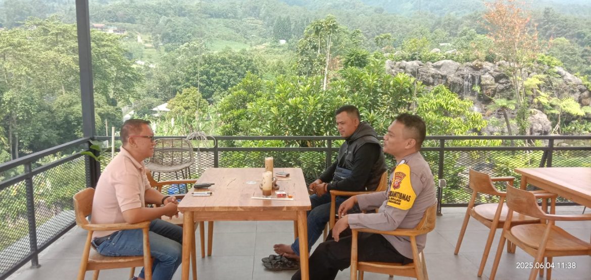 Bhabinkamtibmas Desa Sukajadi Polsek Tamansari Sambangi Tokoh Pemuda, Sampaikan Pesan Kamtibmas   