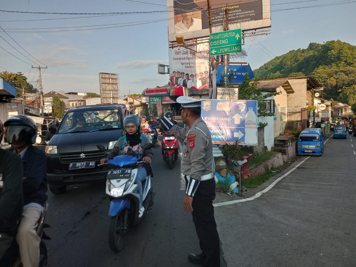 Anggota Polsek Ciampea Polres Bogor Laksanakan Pengaturan Lalu Lintas Pagi, Wujudkan Kamseltibcarlantas   