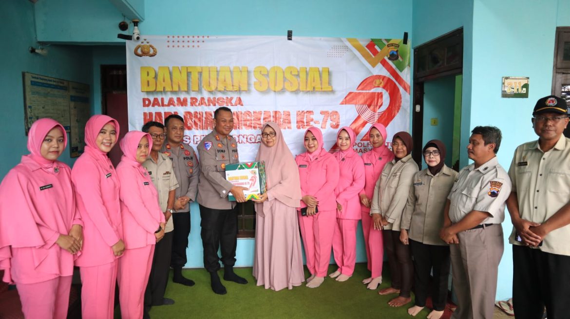 Kapolres Pekalongan Laksanakan Anjangsana ke AKBP (Purn) Umar Sanusi dalam Rangka Hari Bhayangkara Ke-79