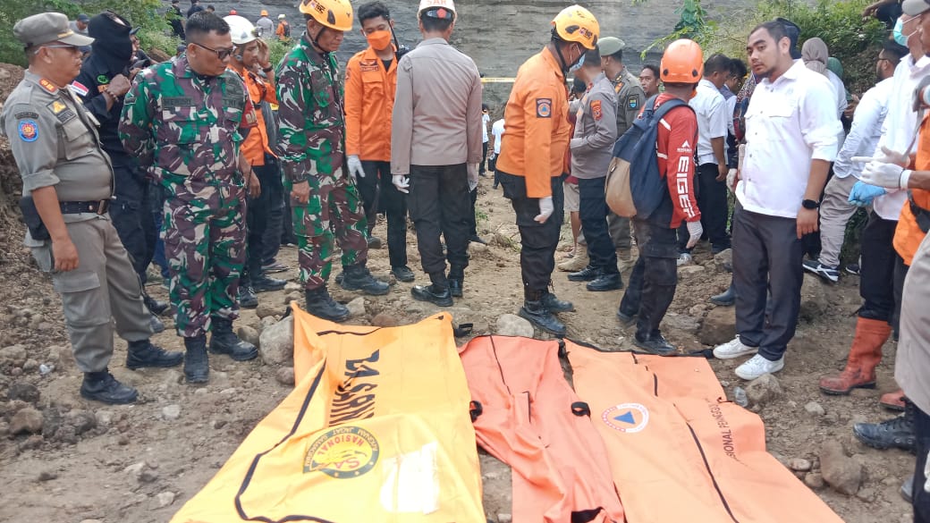 Dandim 0614/Kota Cirebon Saksikan Proses Evakuasi Korban Longsor Galian C di Argasunya