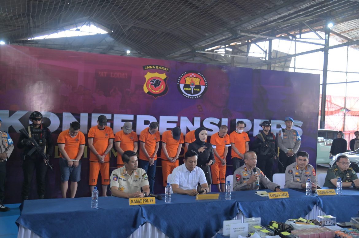 Bersama Forkopimda, Kapolda Jabar Perlihatkan Lokasi Judi Kasino Berkedok Tempat Futsal dan Biliard di Bandung   