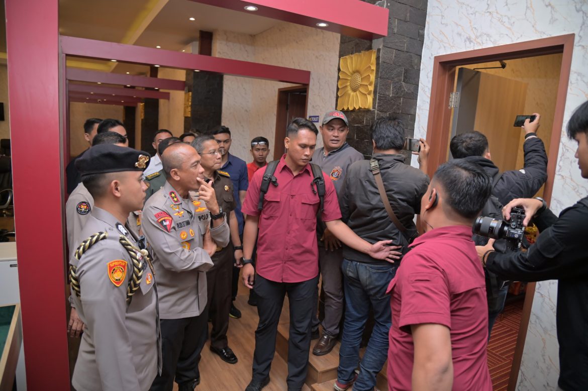 SEBANYAK 44 ORANG DITETAPKAN TERSANGKA DALAM PEGGEREBEKAN TEMPAT JUDI DI KAWASAN KOSAMBI   