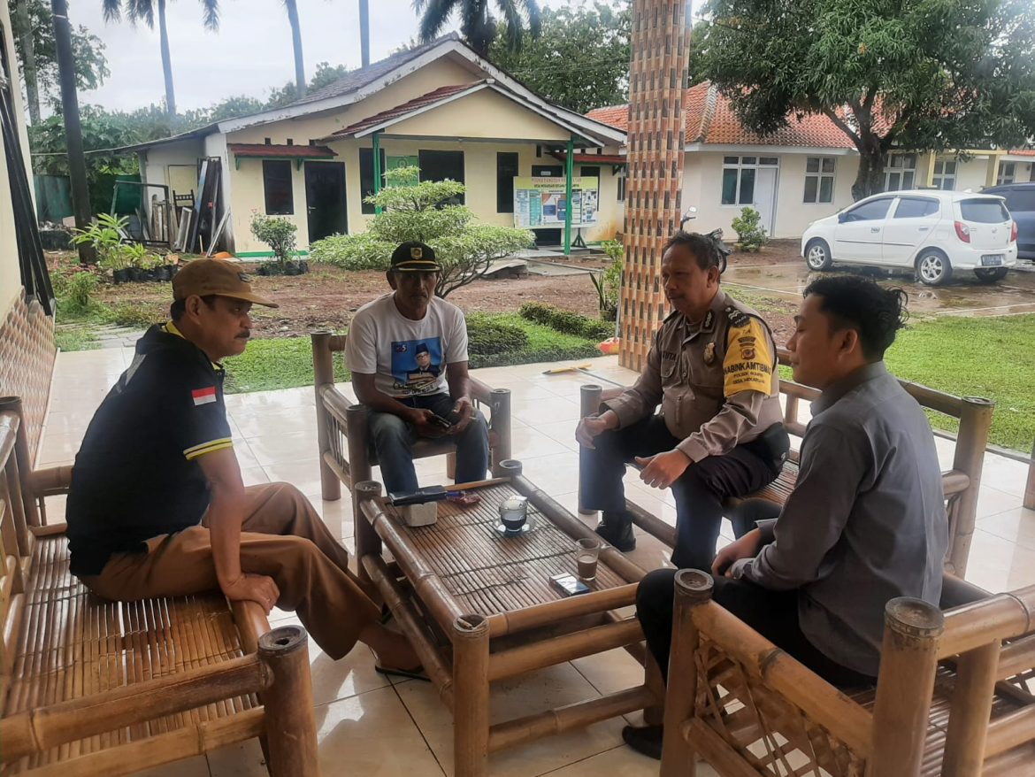 Bhabinkamtibmas Desa Mekarsari Polsek Rumpin Polres Bogor lakukan sambang warga, sampaikan pesan kamtibmas   